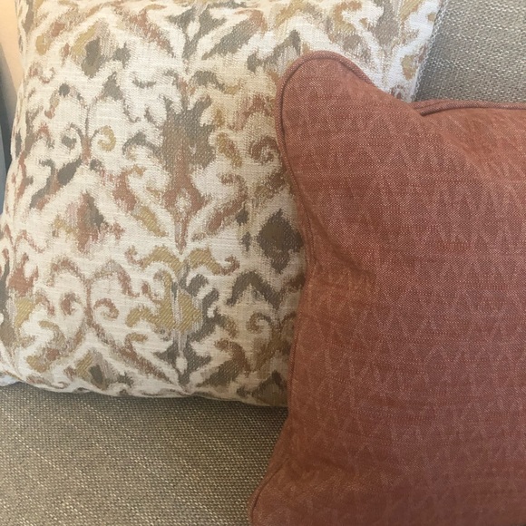 Beautiful Brand New Never Used Pillows (6) - Picture 5 of 9